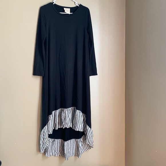 Fantastic fawn Black Hi Lo Maxi Dress w/Contrasting Striped Ruffled - Picture 1 of 6